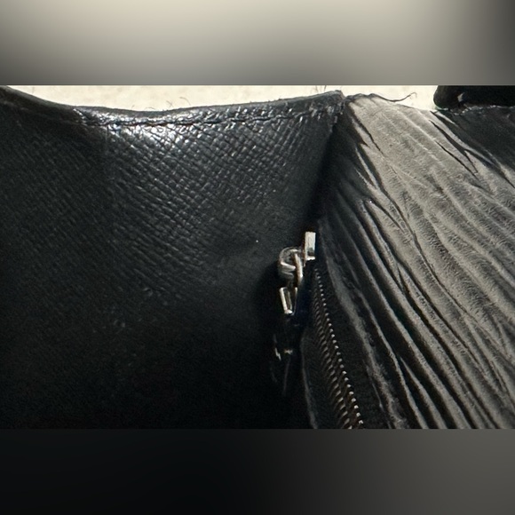 Louis Vuitton Pochette Serie Dragonne Epi Black - Picture 8 of 16